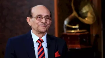 عودة ساحرة.. محمد صبحي يرقص على خشبة المسرح أثناء تكريمه